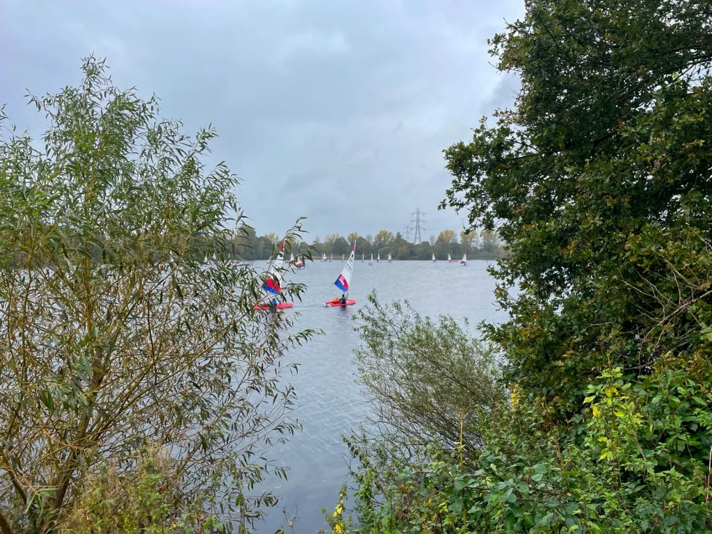 Toppers sailing on a reservoir